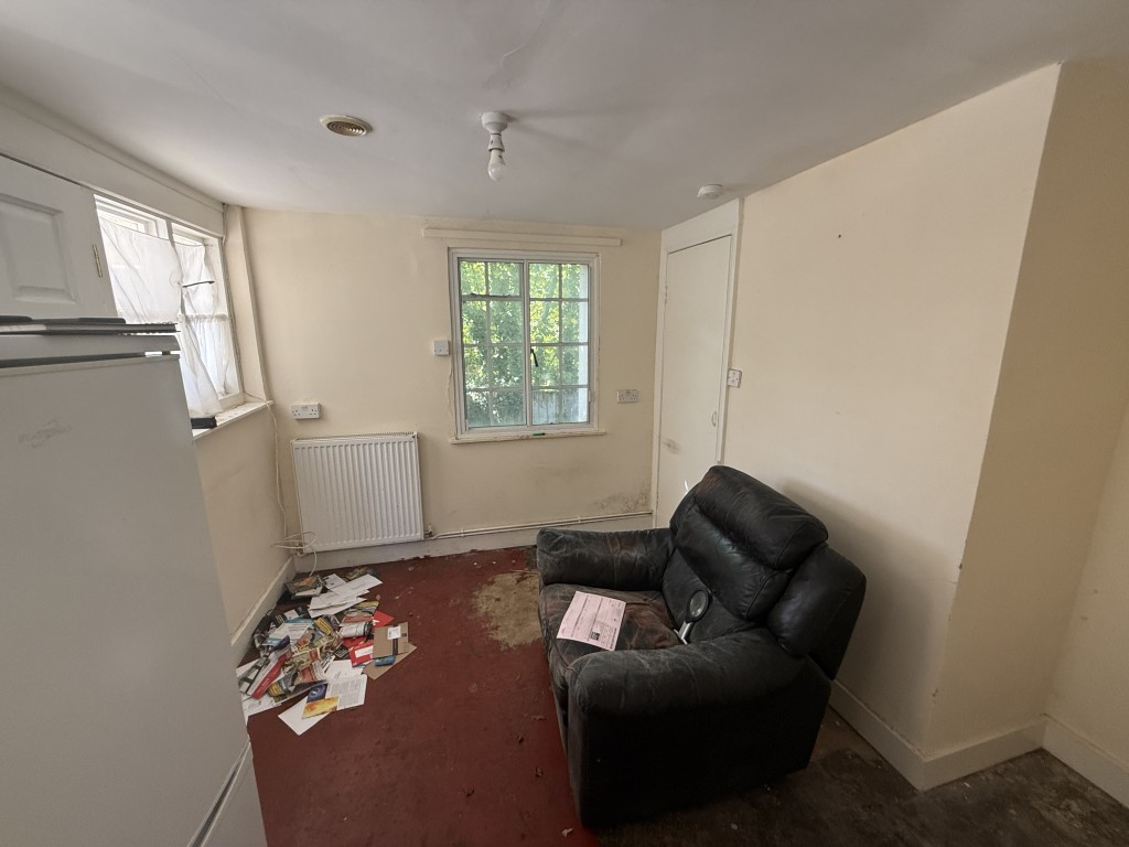 Lot: 120 - FORMER TOLL HOUSE WITH GARDEN - Living area of the property